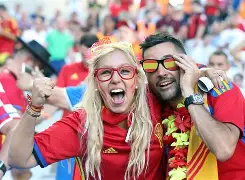 竞技场上情绪高涨！球迷期待看好戏(在足球比赛现场发现个别球迷情绪激动)